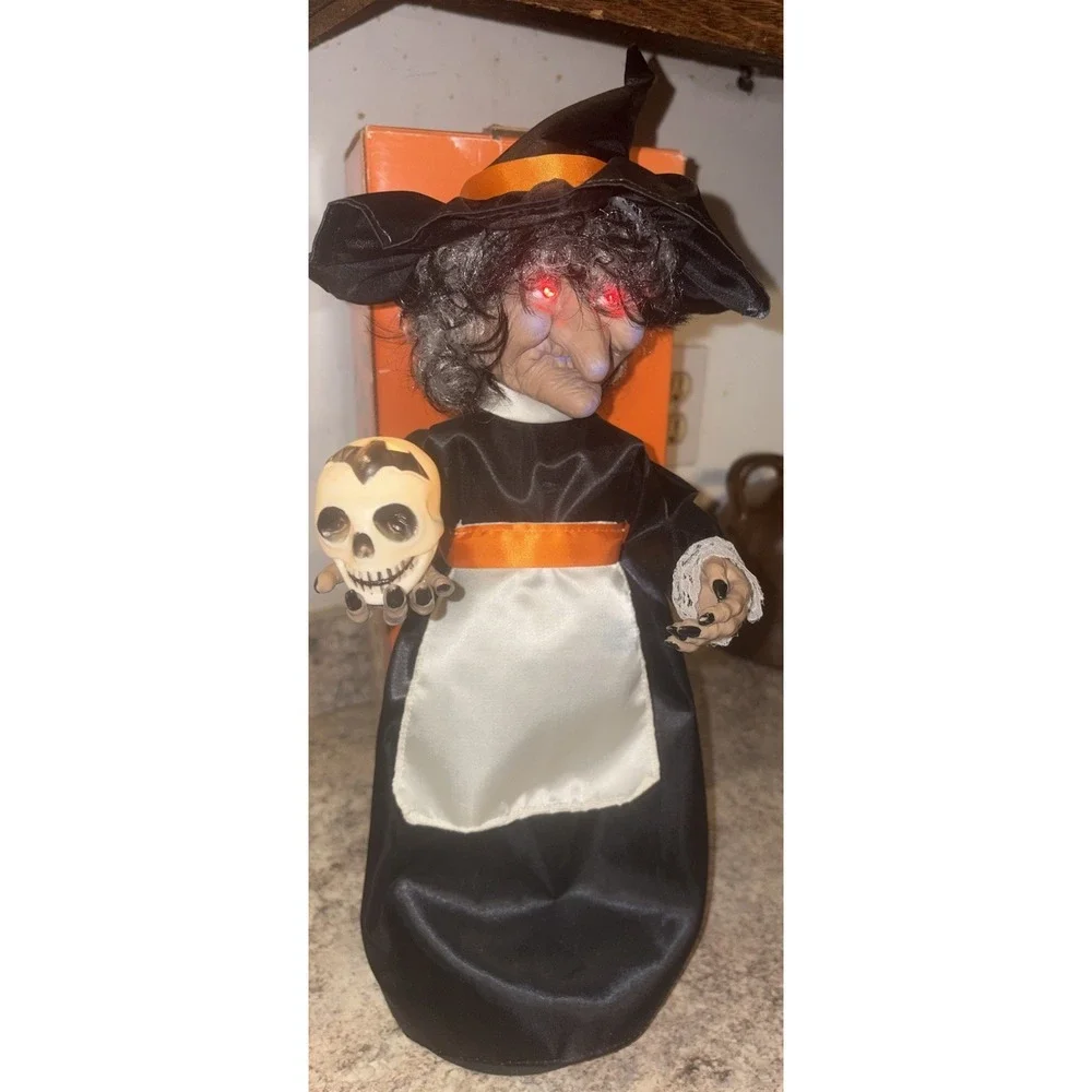 Vintage 80s Halloween Witch w/ Skull 15